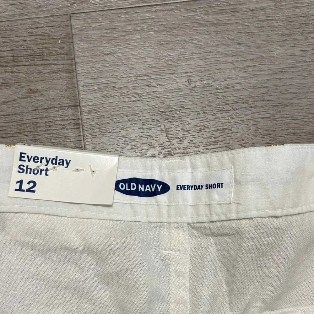 Old Navy Cream Shorts with Gold Accents - Picture 2 of 4